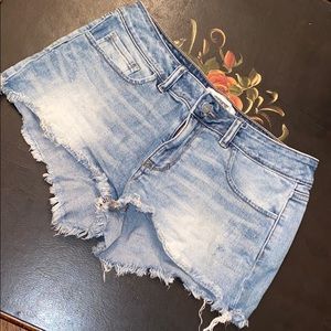 Light wash, low waist short shorts